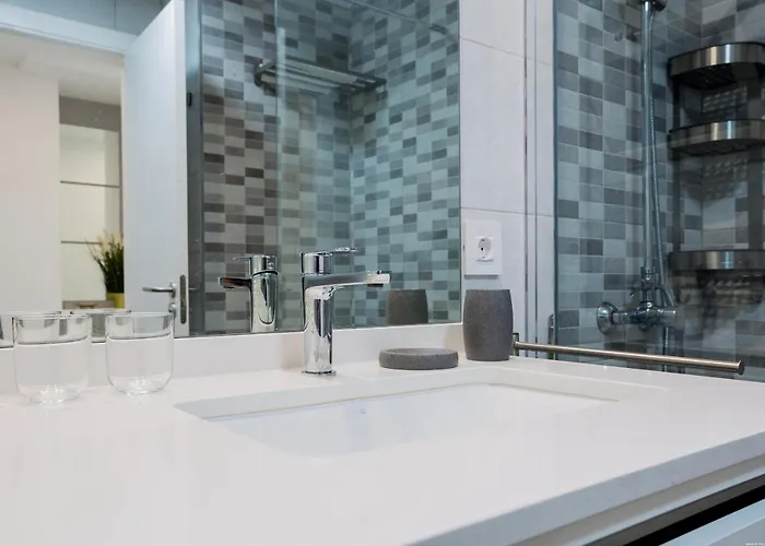 White - La Caleta أذيخي