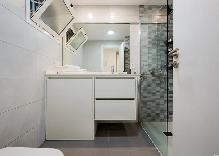 White - La Caleta أذيخي